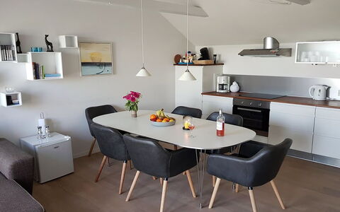 Thorsten - 500M from the Sea: Træ, Hus, Tag, Arkitektur, Hjem, Dør, Sommerhus, Sidespor, Garden Bygninger, Design