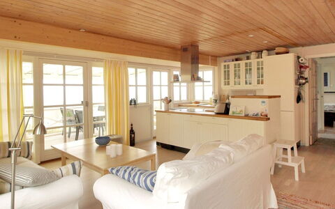 Iikka - 300M from the Sea: Træ, Hus, Sommerhus, Hjem, Tag, Landdistrikt, Sidespor, Bjælkehytte, Garden Bygninger, Hårdttræ