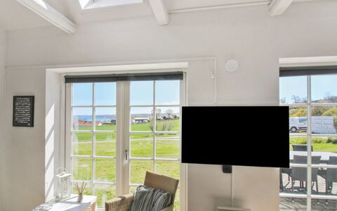 Tinne - 400M from the Sea: Møbel, Gulvbelægning, Etage, Indretning, Loft, Værelse, Stol, Stue, Dagslys