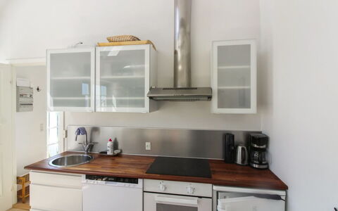 Tinne - 400M from the Sea: Køkken, Countertop, Køkken Apparat, Gulvbelægning, Indretning, Cabinetry, Træ, Møbel, Større Bandage, Etage