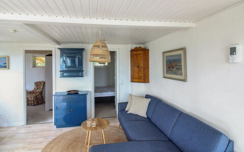 Fabine - 50M from the Sea: Træ, Møbel, Loft, Gulvbelægning, Indretning, Etage, Værelse, Couch, Stue, Hårdttræ
