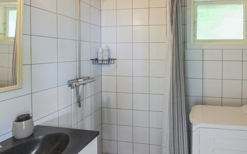 Fabine - 50M from the Sea: Sanitærarmatur, Gulvbelægning, Badeværelsesvask, Etage, Træ, Håndvask, Indretning, Badeværelse, Tap, Vvs