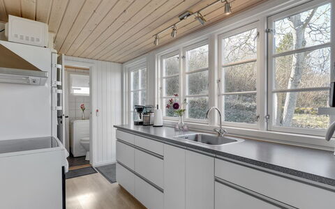 Fabine - 50M from the Sea: Træ, Gulvbelægning, Køkken, Indretning, Countertop, Etage, Loft, Større Bandage, Køkken Apparat, Trægulve