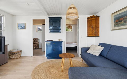 Fabine - 50M from the Sea: Træ, Møbel, Gulvbelægning, Etage, Indretning, Hjem, Stue, Loft, Trægulve, Værelse