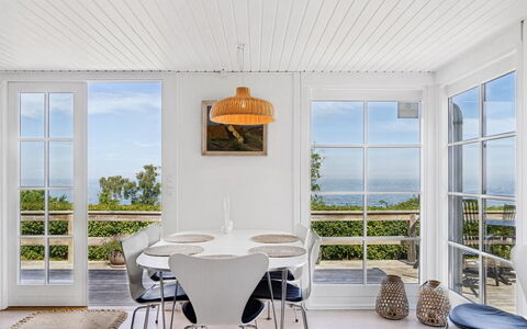 Fabine - 50M from the Sea: Møbel, Indretning, Gulvbelægning, Etage, Stol, Bord, Træ, Loft, Køkken & Spisebord, Spisestue