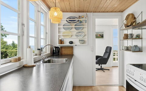 Fabine - 50M from the Sea: Køkken, Indretning, Countertop, Møbel, Gulvbelægning, Træ, Loft, Køkken Apparat, Cabinetry, Etage