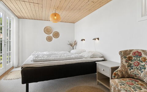 Fabine - 50M from the Sea: Seng, Møbel, Indretning, Soveværelse, Væg, Gulvbelægning, Etage, Træ, Loft, Sengetøj