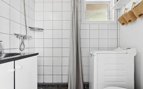 Fabine - 50M from the Sea: Gulvbelægning, Sanitærarmatur, Etage, Indretning, Badeværelse, Flise, Håndvask, Vvs, Værelse, Toilet