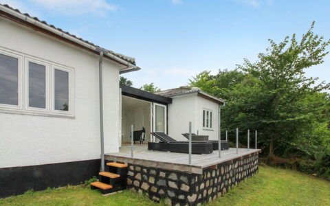 Ensio - 150M from the Sea: Bygning, Væg, Vindue, Hus, Tag, Hjem, Facade, Arkitektur, Boligområde, Sommerhus