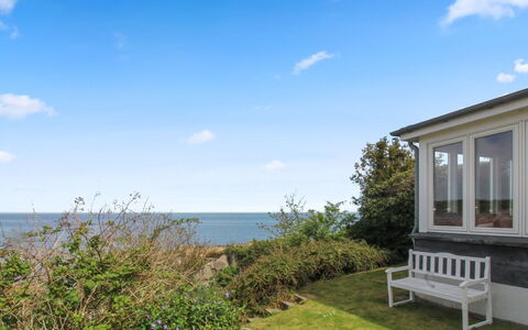 Ullamaj - 30M from the Sea: Træ, Hus, Sommerhus, Hjem, Tag, Landdistrikt, Sidespor, Bjælkehytte, Garden Bygninger, Hårdttræ