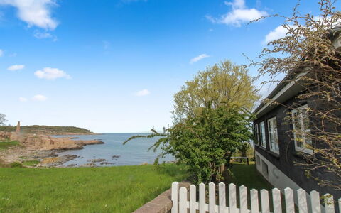 Ullamaj - 30M from the Sea: Træ, Hus, Sommerhus, Hjem, Tag, Landdistrikt, Sidespor, Bjælkehytte, Garden Bygninger, Hårdttræ