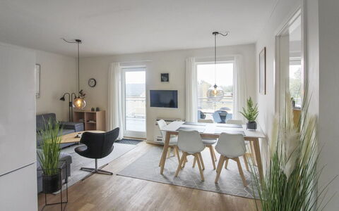 Hermann - 100M from the Sea: Bygning, Hus, Vindue, Hjem, Tag, Boligområde, Busk, Sommerhus, Land Lot