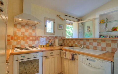 Les Cairnes: Cabinetry, Countertop, Håndvask, Ejendom, Tap, Køkkenvask, Køkken, Træ, Komfur, Skuffe