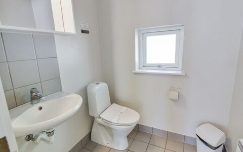 Dilan - 600M from the Sea: Toiletbræt, Væg, Toilet, Sanitærarmatur, Etage, Gulvbelægning, Badeværelse, Vvs, Kompositmateriale, Håndvask