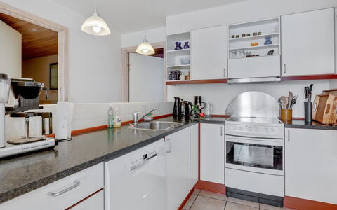 Halldora - 10M from the Sea: Køkken, Køkken Apparat, Countertop, Cabinetry, Større Bandage, Indretning, Møbel, Gulvbelægning, Husholdningsapparat, Værelse