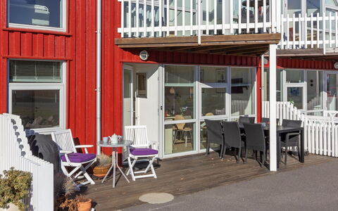 Halldora - 10M from the Sea: Udendørs Møbler, Skygge, Altan, Stol, Veranda, Dæk, Udendørs Bord, Blomsterkrukke, Køkken & Spisebord, Stueplante