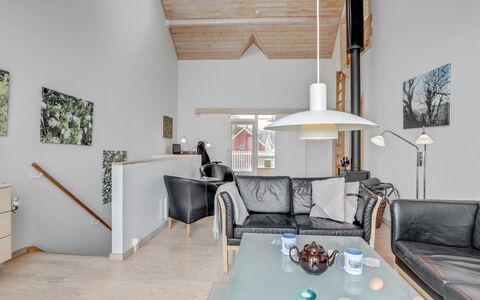 Halldora - 10M from the Sea: Indretning, Væg, Gulvbelægning, Træ, Loft, Møbel, Etage, Hjem, Stue, Couch
