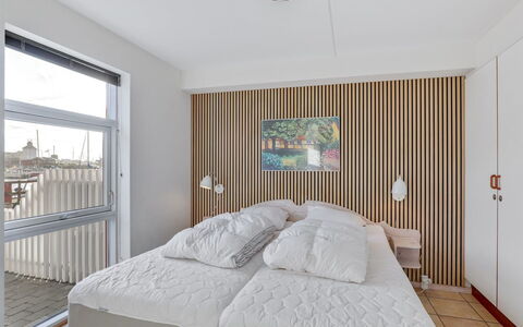 Halldora - 10M from the Sea: Indretning, Etage, Gulvbelægning, Møbel, Træ, Loft, Soveværelse, Seng, Textile, Værelse