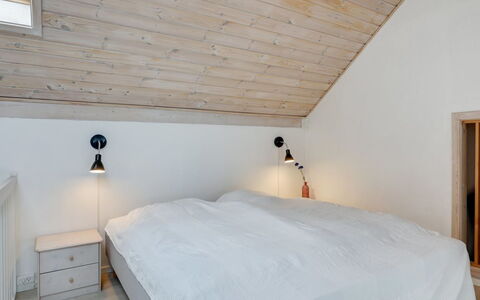 Otis - 10M from the Sea: Soveværelse, Gulvbelægning, Træ, Indretning, Seng, Loft, Etage, Møbel, Sengetøj, Sengetøj