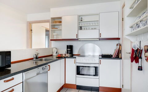 Otis - 10M from the Sea: Køkken, Køkken Apparat, Countertop, Større Bandage, Cabinetry, Indretning, Gulvbelægning, Møbel, Husholdningsapparat, Komfur