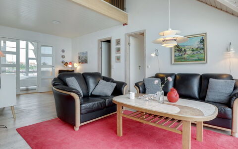 Otis - 10M from the Sea: Møbel, Træ, Indretning, Loft, Couch, Stue, Gulvbelægning, Etage, Værelse, Bord