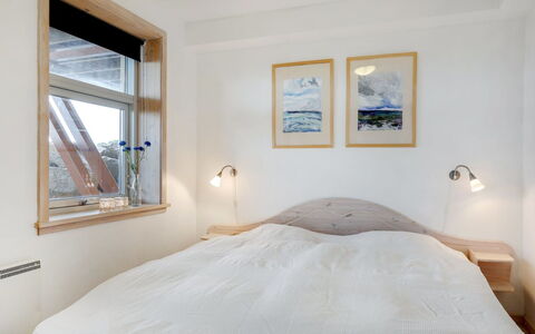 Otis - 10M from the Sea: Seng, Soveværelse, Indretning, Væg, Sengetøj, Sengetøj, Etage, Træ, Loft, Møbel