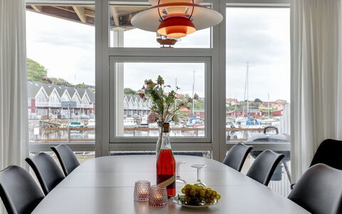 Otis - 10M from the Sea: Indretning, Møbel, Loft, Stol, Bord, Gulvbelægning, Etage, Køkken & Spisebord, Spisestue, Lysarmatur