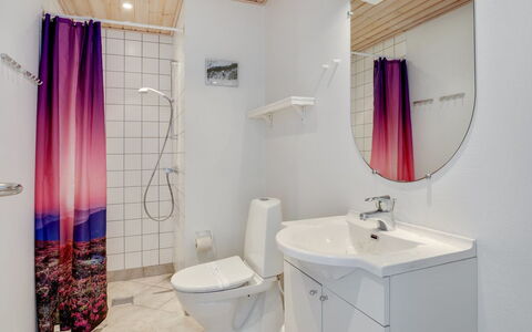 Otis - 10M from the Sea: Gulvbelægning, Etage, Indretning, Sanitærarmatur, Loft, Belysning, Værelse, Badeværelse, Vvs, Håndvask