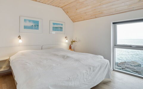 Otis - 10M from the Sea: Træ, Gulvbelægning, Etage, Soveværelse, Loft, Indretning, Seng, Sengetøj, Møbel, Sengetøj