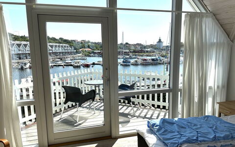 Otis - 10M from the Sea: Lejlighed, Altan, Udendørs Møbler, Dæk, Veranda, Blomsterkrukke, Stol, Stueplante, Hårdttræ, Aluminium