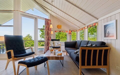 Dagmar - 300M from the Sea: Møbel, Indretning, Gulvbelægning, Træ, Couch, Loft, Etage, Stue, Værelse, Stol