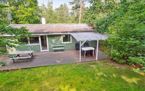 Joske - 250M from the Sea: Bygning, Hus, Vindue, Hjem, Tag, Boligområde, Busk, Sommerhus, Land Lot