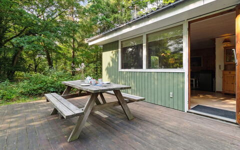 Joske - 250M from the Sea: Bygning, Hus, Vindue, Hjem, Tag, Boligområde, Busk, Sommerhus, Land Lot