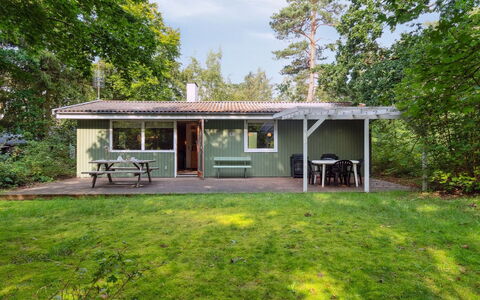 Joske - 250M from the Sea: Bygning, Hus, Vindue, Hjem, Tag, Boligområde, Busk, Sommerhus, Land Lot