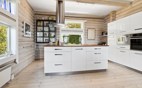 Heli - 200M from the Sea: Køkken, Gulvbelægning, Træ, Countertop, Indretning, Cabinetry, Trægulve, Etage, Møbel, Hjem