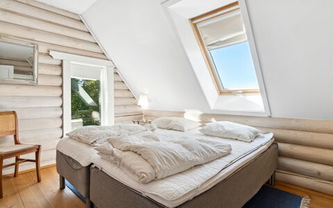 Heli - 200M from the Sea: Træ, Soveværelse, Seng, Møbel, Sengetøj, Sengetøj, Sengetøj, Hårdttræ, Bed Frame, Loft
