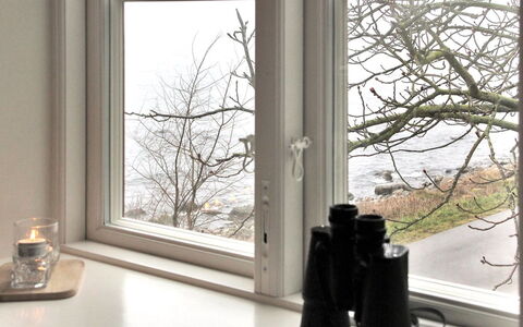Uschi - 15M from the Sea: Bygning, Hus, Vindue, Hjem, Tag, Boligområde, Busk, Sommerhus, Land Lot