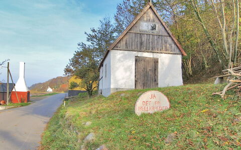 Uschi - 15M from the Sea: Bygning, Hus, Vindue, Hjem, Tag, Boligområde, Busk, Sommerhus, Land Lot