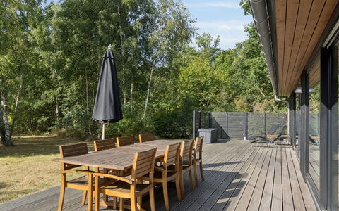Ellin - 800M from the Sea: Træ, Tag, Arkitektur, Hjem, Hus, Sommerhus, Sidespor, Hårdttræ, Hældning, Estate