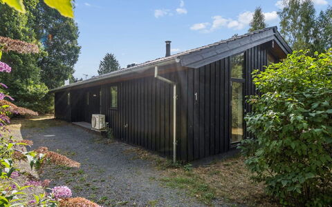 Ellin - 800M from the Sea: Træ, Tag, Arkitektur, Hjem, Hus, Sommerhus, Sidespor, Hårdttræ, Hældning, Estate