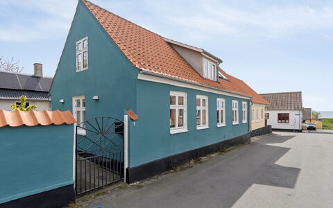 Heleen - 100M from the Sea: Blå, Væg, Bygning, Vindue, Tag, Vejbelægning, Facade, Hus, Arkitektur, Hjem