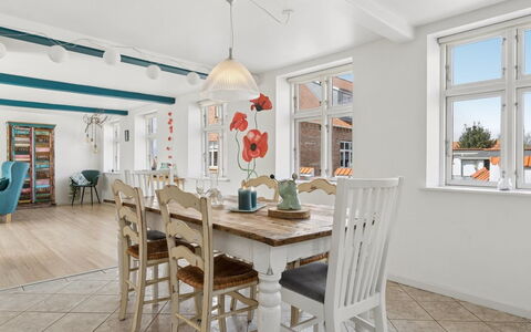Heleen - 100M from the Sea: Møbel, Indretning, Gulvbelægning, Etage, Spisestue, Bord, Træ, Loft, Stol, Lysarmatur