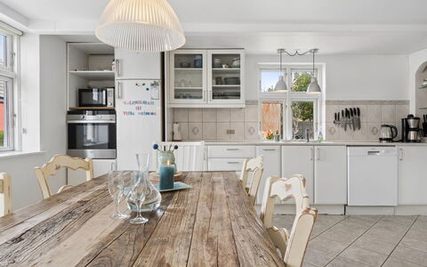 Heleen - 100M from the Sea: Møbel, Indretning, Køkken, Gulvbelægning, Etage, Træ, Loft, Countertop, Lysarmatur, Cabinetry