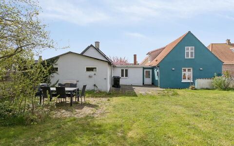 Heleen - 100M from the Sea: Himmel, Blå, Græs, Bygning, Hus, Hjem, Tag, Boligområde, Sommerhus, Arkitektur