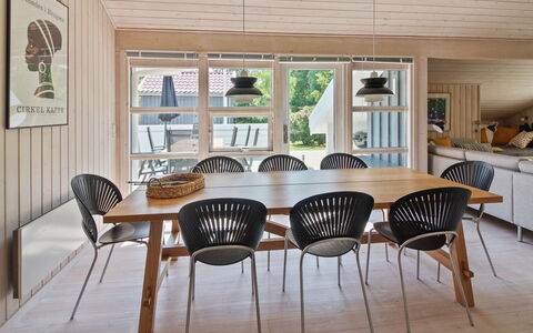Nikoletta - 250M from the Sea: Møbel, Træ, Indretning, Gulvbelægning, Loft, Etage, Bord, Køkken & Spisebord, Spisestue, Trægulve