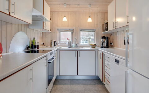 Nikoletta - 250M from the Sea: Køkken, Køkken Apparat, Countertop, Større Bandage, Træ, Indretning, Loft, Gulvbelægning, Cabinetry, Belysning