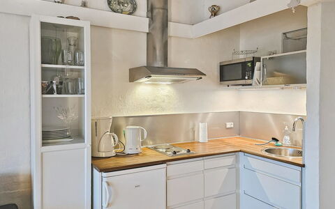 Esbern - 6Km from the Sea: Køkken Apparat, Countertop, Køkken, Cabinetry, Møbel, Større Bandage, Indretning, Træ, Husholdningsapparat, Gulvbelægning