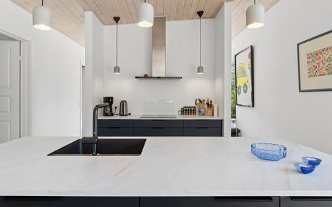 Gonne - 350M from the Sea: Countertop, Køkken, Møbel, Indretning, Køkken Apparat, Cabinetry, Gulvbelægning, Lysarmatur, Træ, Loft