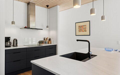 Gonne - 350M from the Sea: Countertop, Køkken, Indretning, Møbel, Lysarmatur, Cabinetry, Træ, Gulvbelægning, Loft, Håndvask