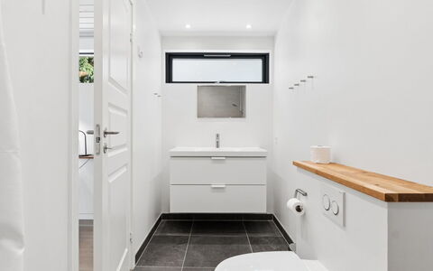 Gonne - 350M from the Sea: Gulvbelægning, Væg, Etage, Indretning, Sanitærarmatur, Badeværelse, Badeværelsesskab, Toilet, Håndvask, Vvs